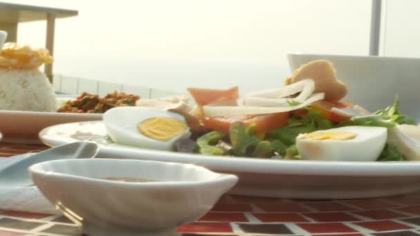 Блюда тайской кухни. 4k. столик у бассейна. Тайский традиционный обед у бассейна — стоковое видео