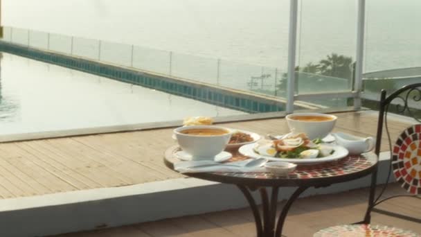 Plats de cuisine thaïlandaise. 4k. table au bord de la piscine. Déjeuner traditionnel thaïlandais au bord de la piscine — Video