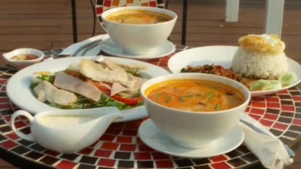 Platos de cocina tailandesa. 4k. mesa junto a la piscina. Almuerzo tradicional tailandés junto a la piscina — Vídeo de stock