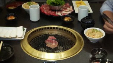 Bulgogi, restoranda Korece Barbekü yiyecek. Barbekü, 4 k, yakın çekim ızgara masada Çin restoranında yemek