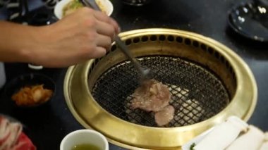Bulgogi, restoranda Korece Barbekü yiyecek. Barbekü, 4 k, yakın çekim ızgara masada Çin restoranında yemek