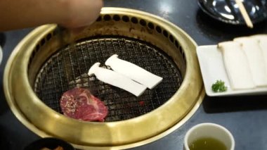 Bulgogi, restoranda Korece Barbekü yiyecek. Barbekü, 4 k, yakın çekim ızgara masada Çin restoranında yemek