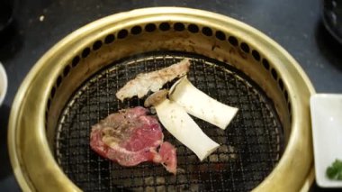 Bulgogi, restoranda Korece Barbekü yiyecek. Barbekü, 4 k, yakın çekim ızgara masada Çin restoranında yemek
