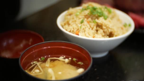 Déjeuner dans un restaurant chinois. soupe chaude aux champignons, riz et salade épicée. 4k, gros plan — Video