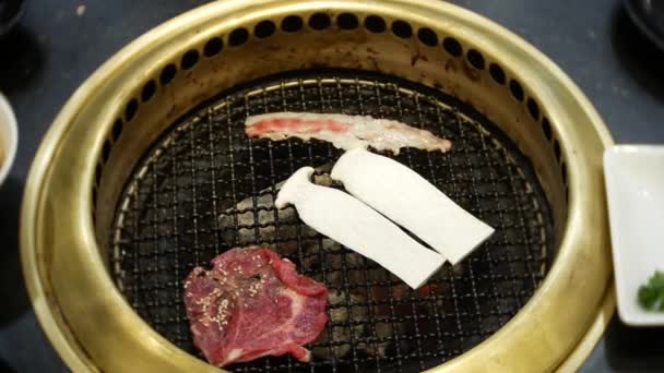 Élelmiszer-bulgogi, Koreai barbecue étteremben. főzés a kínai étterem, grillezési lehetőség, grillező, 4k, zár-megjelöl tábla — Stock videók