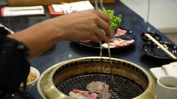 Makanan di bulgogi, barbekyu Korea, di restoran. memasak di restoran Cina di atas meja memanggang barbekyu, 4k, close-up — Stok Video