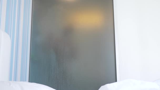 4K, rallentatore. irriconoscibile ragazzo prende una doccia ... 4K, rallentatore. irriconoscibile ragazzo prende una doccia ...