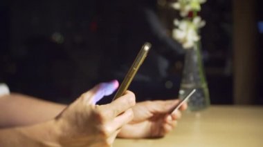 Kadın bir kredi kartı ve cep telefonu kullanan, 4 k, ağır çekim için online alışveriş