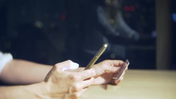 Γυναίκα χρησιμοποιεί μια πιστωτική κάρτα και ένα κινητό τηλέφωνο για online αγορές, 4k, αργή κίνηση — Αρχείο Βίντεο
