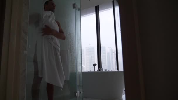 Молодой человек в ванной. Красивого парня вытирают полотенцем после душа. 4k, slow motion — стоковое видео