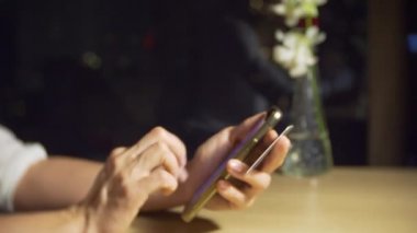 Kadın bir kredi kartı ve cep telefonu kullanan, 4 k, ağır çekim için online alışveriş