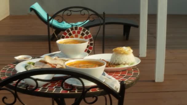 Страви тайської кухні. 4 к. таблиці біля басейну. Тайська традиційні обід біля басейну — стокове відео