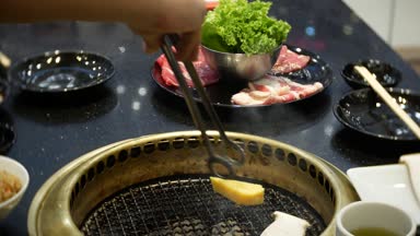 Bulgogi, restoranda Korece Barbekü yiyecek. Barbekü, 4 k, yakın çekim ızgara masada Çin restoranında yemek