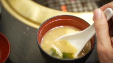 Öğle yemeğinde bir Çin restoranı. sıcak çorba mantar, pirinç ve baharatlı salata. 4k, yakın çekim