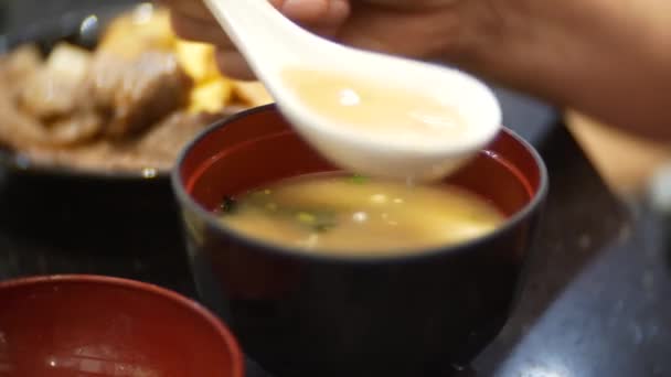 Almoço num restaurante chinês. sopa quente com cogumelos, arroz e uma salada picante. 4k, close-up — Vídeo de Stock