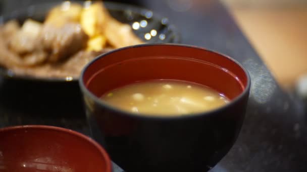 Déjeuner dans un restaurant chinois. soupe chaude aux champignons, riz et salade épicée. 4k, gros plan — Video