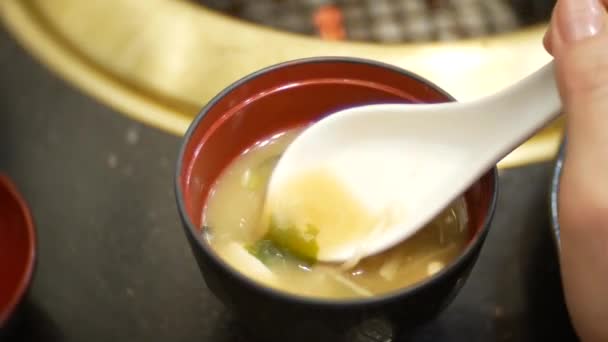 Almoço num restaurante chinês. sopa quente com cogumelos, arroz e uma salada picante. 4k, close-up — Vídeo de Stock