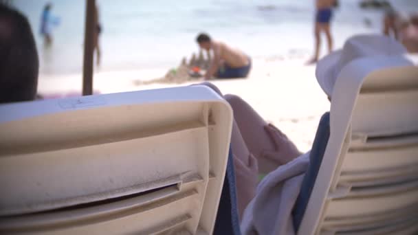 Château de sable sur la plage, une famille méconnaissable fait un château de sable sur une plage publique. 4k, flou, ralenti — Video