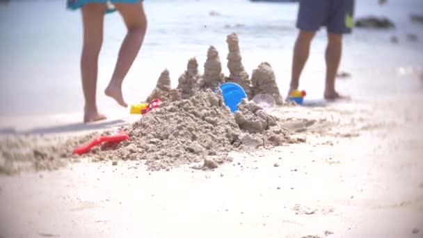 Zamek z piasku na plaży, nie do poznania rodziny sprawia, że zamek z piasku na plaży publicznej. 4k, rozmycie, zwolnionym tempie — Wideo stockowe