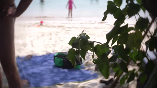 Trångt sandstrand scen med oigenkännliga turist personer. oskärpa, 4k, slow motion — Stockvideo