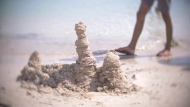 Sahilde, tanınmayan bir aile Kumdan kale halk plajı üzerinde Kumdan kale yapar. 4k, bulanıklık, ağır çekim