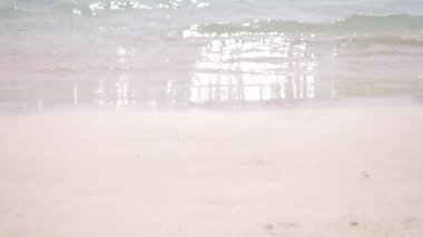 Yumuşak dalgalar deniz kumlu plaja yakın çekim üzerinde. şeffaf su ve beyaz kum