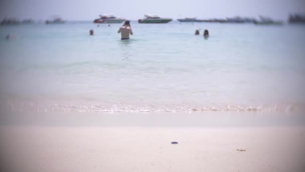 Escena de playa de arena llena de gente turística irreconocible. desenfoque, 4k, cámara lenta — Vídeos de Stock