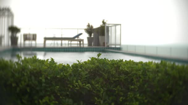 Vista de la piscina en la azotea con vistas al mar. 4k, desenfoque de fondo . — Vídeos de Stock