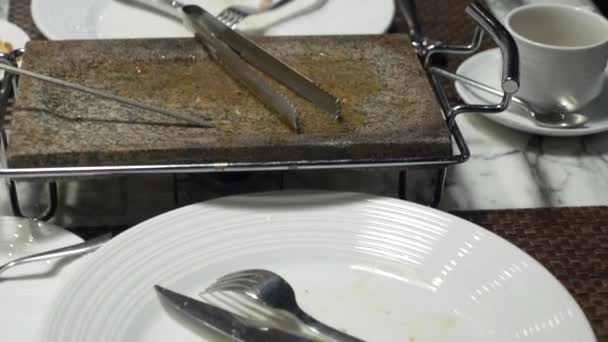 Cubiertos sucios después de comer en un plato, 4k — Vídeo de stock
