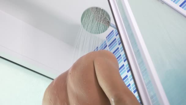 4k, Zeitlupe. schöner junger Mann nimmt eine Dusche. — Stockvideo