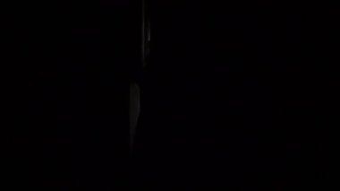 Kadın uykudan uyanır ve manzaralı gökdelenleri, yavaş hareket bir pencere gelir. 4k
