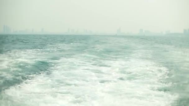 Современный городской горизонт. Городская пейзажная набережная с очень высокими небоскребами. view from the sea, 4k, blur — стоковое видео
