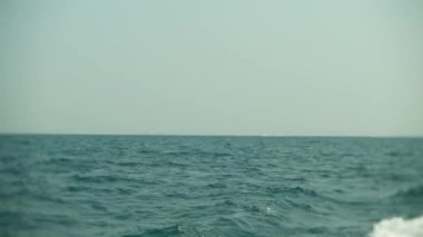 çok denize yelkenli tekneler ve gemi ufukta. 4k.