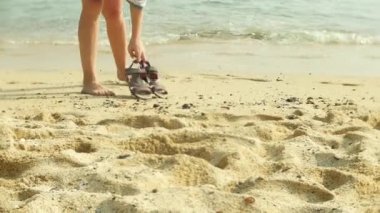 çıplak ayak tropikal kumlu bir plaj üzerinde dinlenme yoldan geçenler tarafından turist. 4k,
