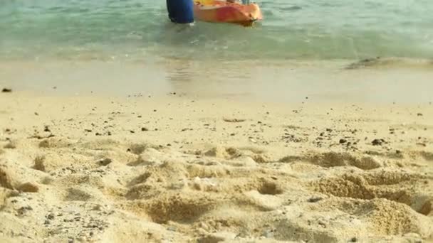 Felismerhetetlen ember vitorla egy csónakban evező a partról. 4k, életlenítés háttér — Stock videók