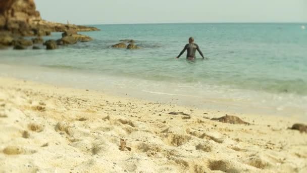 Çıplak ayak tropikal kumlu bir plaj üzerinde dinlenme yoldan geçenler tarafından turist. 4k, — Stok video