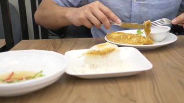 Tayland Mutfağı - pirinç, omlet, domuz eti sebzelerle. bir adam bir restoranda Tayland yemekleri yiyor. 4k, ağır çekim