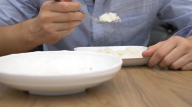 Tayland Mutfağı - pirinç, omlet, domuz eti sebzelerle. bir adam bir restoranda Tayland yemekleri yiyor. 4k, ağır çekim
