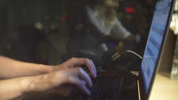 Γκρο πλαν. νεαρό κορίτσι που χρησιμοποιούν φορητό υπολογιστή για απομακρυσμένη εργασία σε φόντο παράθυρο, την τεχνολογία και την έννοια του κοινωνικού δικτύου, γυναίκα χέρια δακτυλογράφησης σε πληκτρολόγιο lap-top, 4k, Θάμπωμα φόντου — Αρχείο Βίντεο