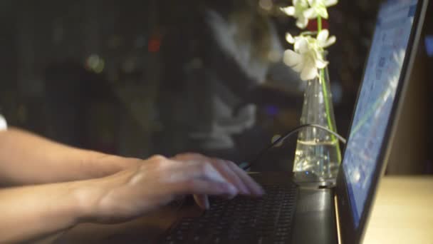 Närbild. ung flicka med bärbar dator för distansarbete på fönsterbakgrund, teknik och sociala nätverk koncept, kvinna händer att skriva på laptop tangentbord, 4k, oskärpa bakgrund — Stockvideo