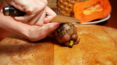 egzotik meyveler masanın üzerinde. 4k, eller temiz mangosteen kesme tahtası üzerinde.