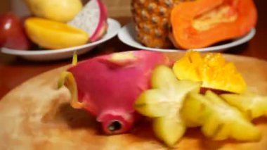 egzotik meyveler masanın üzerinde. 4 k, carambola ve dragon meyve, papaya, mango, mangosten ve longan, tutku meyve, meyve parçaları, bir kesme tahtası üzerinde döndürme kesmek