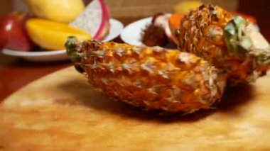 egzotik meyveler masanın üzerinde. 4 k, dragon meyve, papaya, doğranmış ananas kesme tahtası üzerinde döndürme.