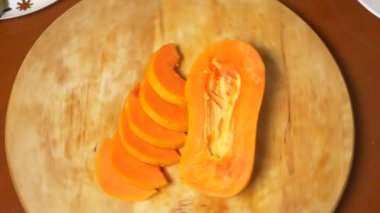 egzotik meyveler masanın üzerinde. 4k, papaya, meyve kesme adet bir kesme tahtası üzerinde döndürmek.