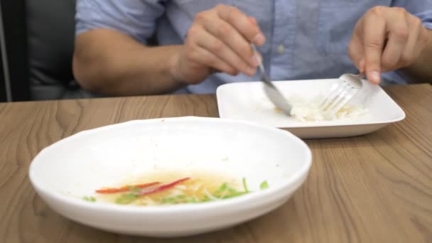 La cocina tailandesa - el arroz, la tortilla, hortalizas con el cerdo. un hombre come comida tailandesa en un restaurante. 4k, cámara lenta — Vídeos de Stock