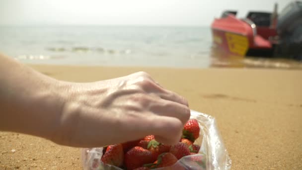 Jahody na pláž, moře. 4k, pomalý pohyb — Stock video