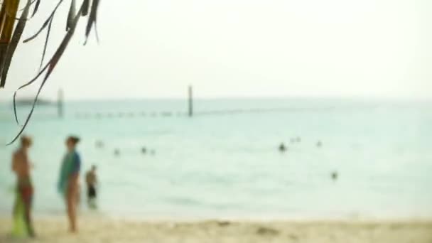 Přeplněné písčité pláže scény s lidmi, k nepoznání turistické. rozostření, 4k, pomalý pohyb — Stock video
