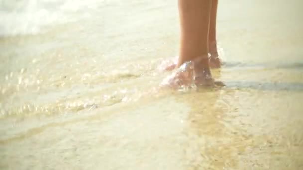 Bare feet of passers-by tourists who are resting on a tropical sandy beach. 4k, — Stock Video