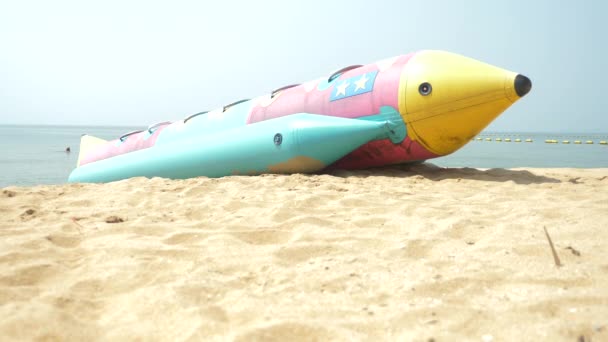 Entretenimento de água, um grande foguete inflável na praia de areia. 4k . — Vídeo de Stock