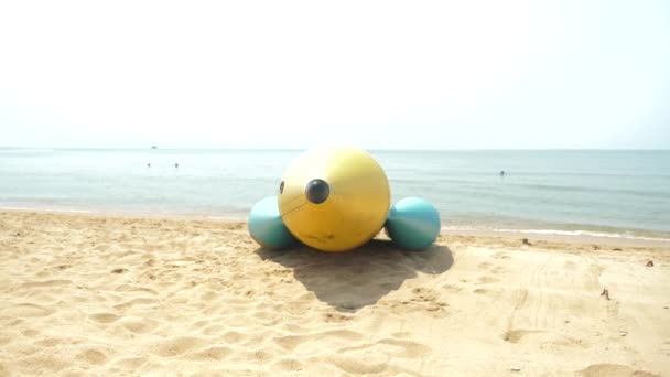 水エンターテイメント、砂浜のビーチで大規模なインフレータブルのロケット。4 k. — ストック動画